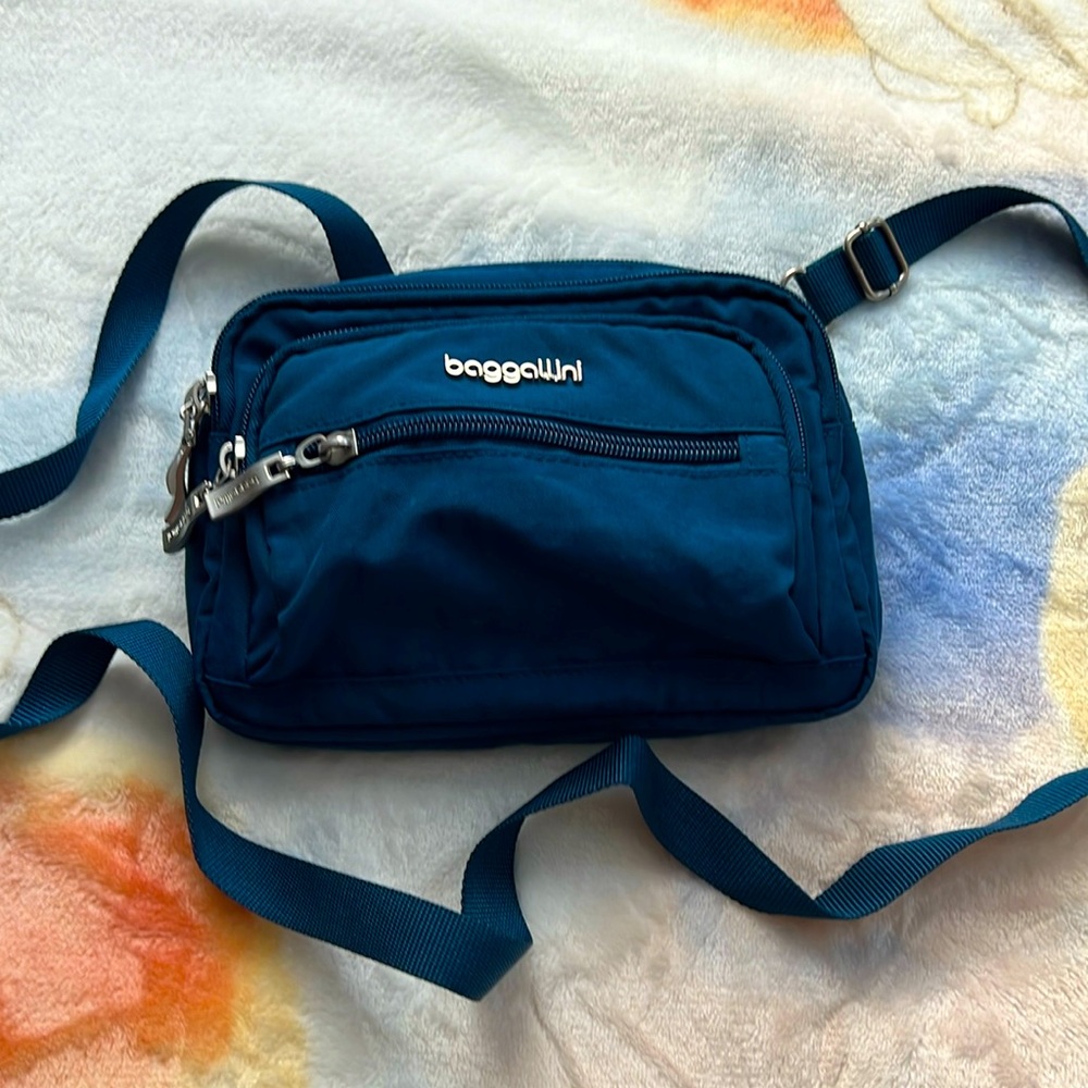 Baggallini Triple Zip Bagg in Pacific Blue